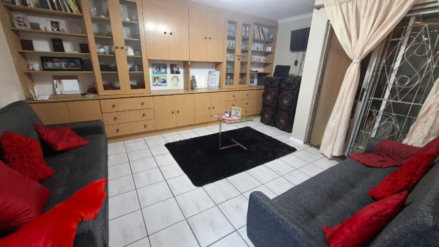3 Bedroom Property for Sale in Lentegeur Western Cape